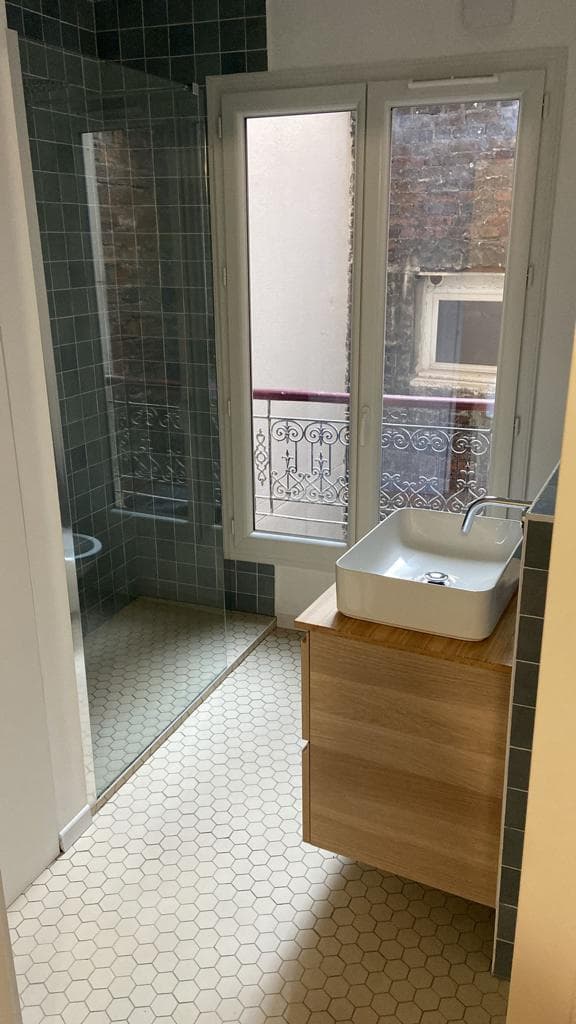 Salle de bain moderne - Douche italienne carrelage vert et parquet