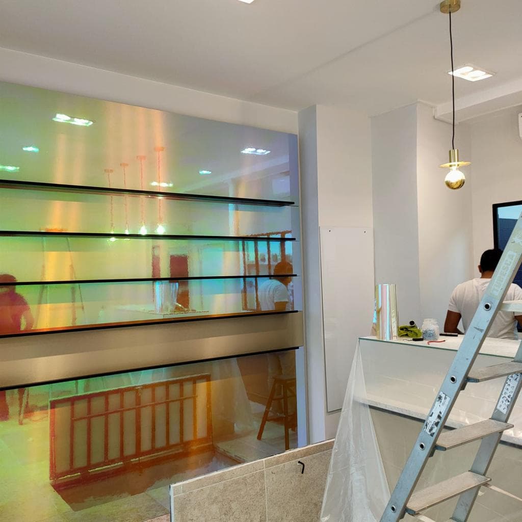 Cuisine équipée blanche - Plan de travail bois et carrelage métro