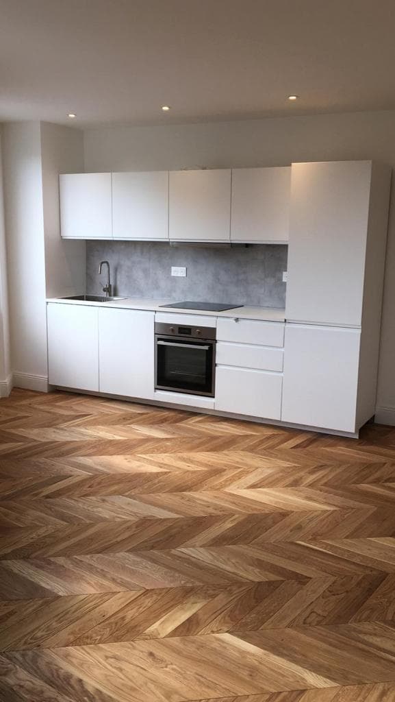 Cuisine contemporaine - Meubles blancs façade classique et parquet