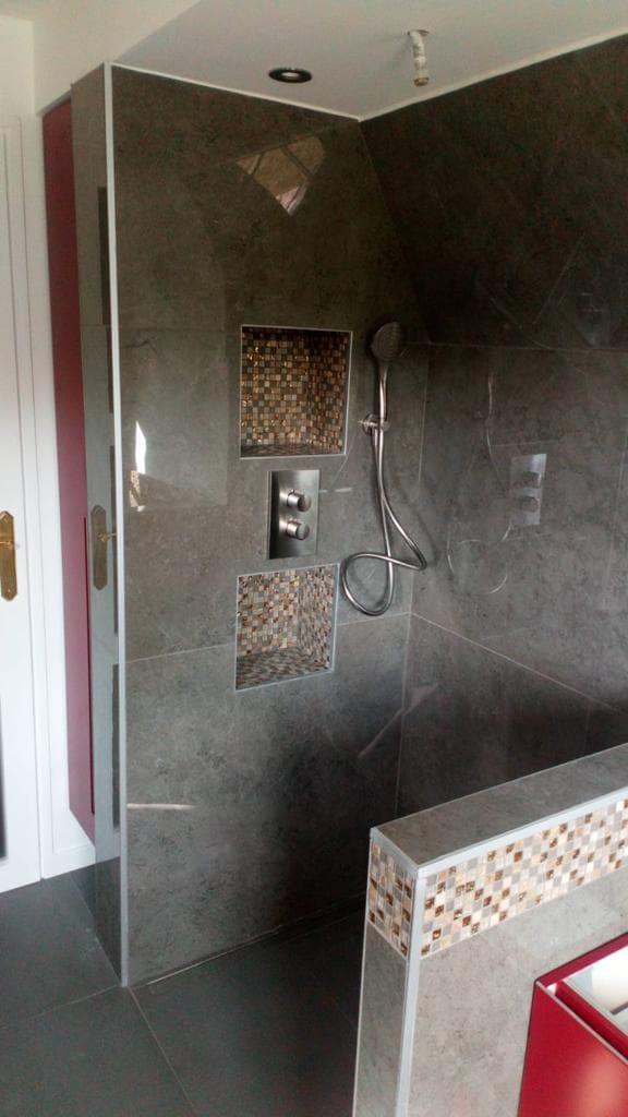Douche carrelage vert - Receveur extra-plat et carrelage vertical