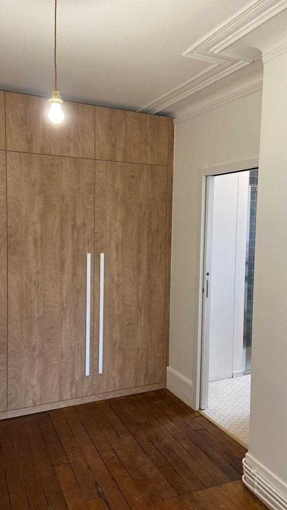 Salle de bain marbre - Baignoire îlot et revêtement mural luxe