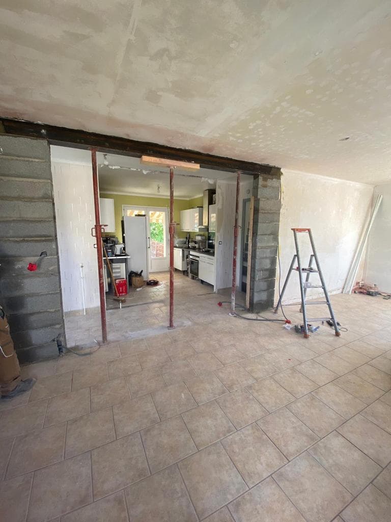 Cuisine blanche moderne - Plan de travail gris et parquet chevron