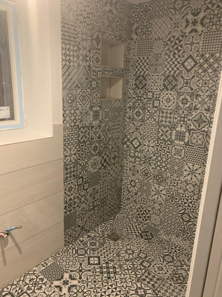 Rénovation salle de bain avec douche italienne - Carrelage motifs décoratifs